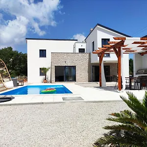 https://lazy-8-villa.primorje-gorskikotar.com